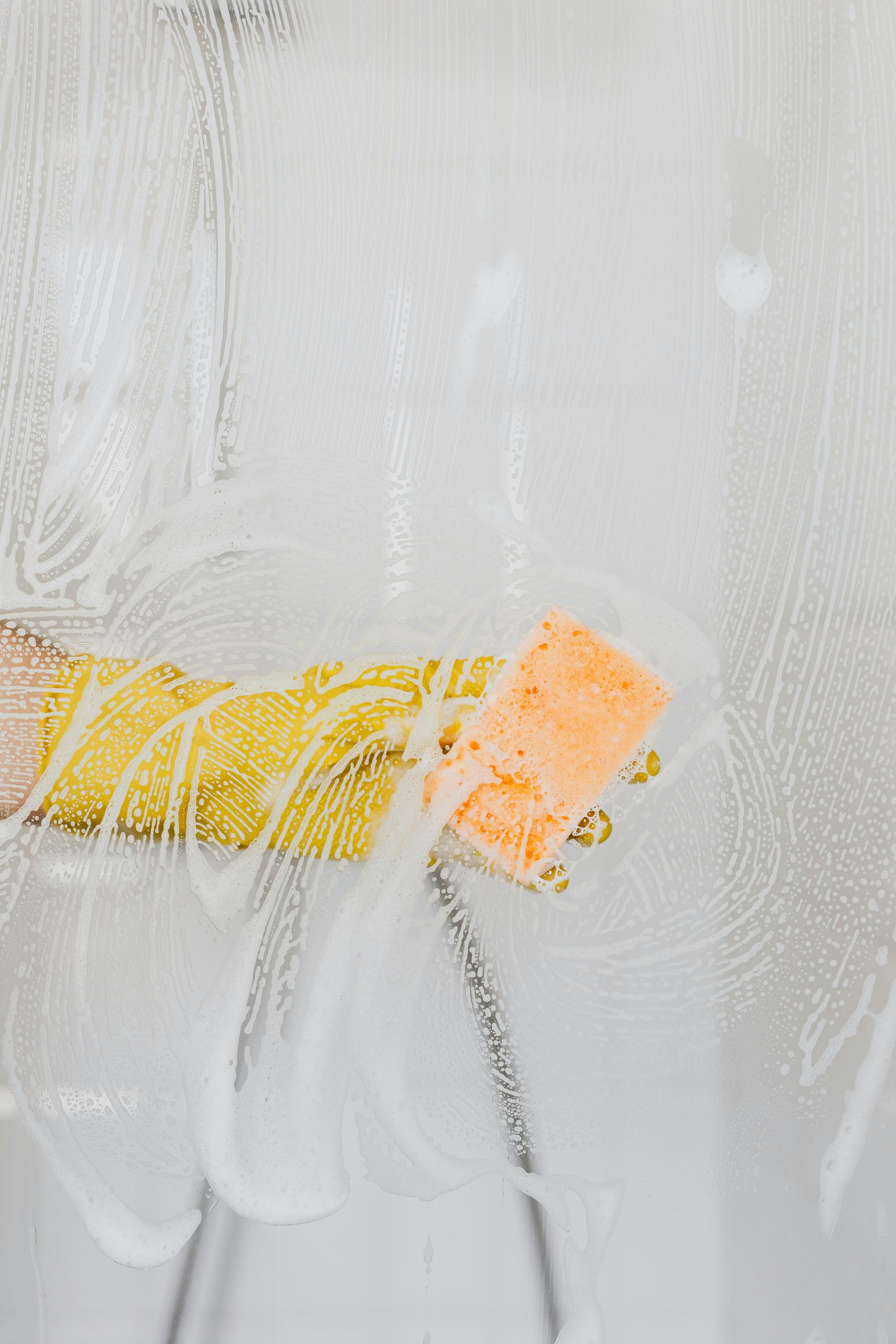 🧽 The Best Tools for Cleaning Glass Shower Doors (Without Streaks or Hard Water Stains)